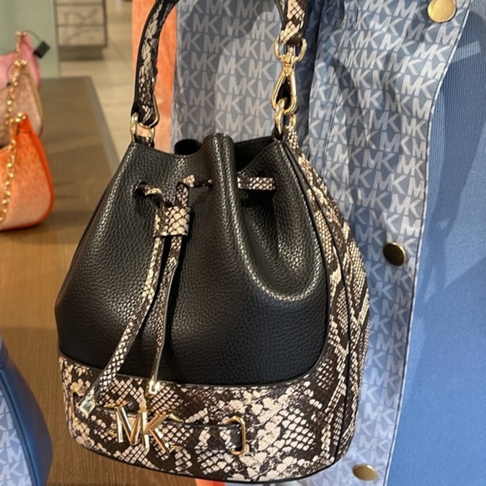 MICHAEL KORS
Reed Md Pebbled Leather Belted Bucket Messenger Satchel Crossbody